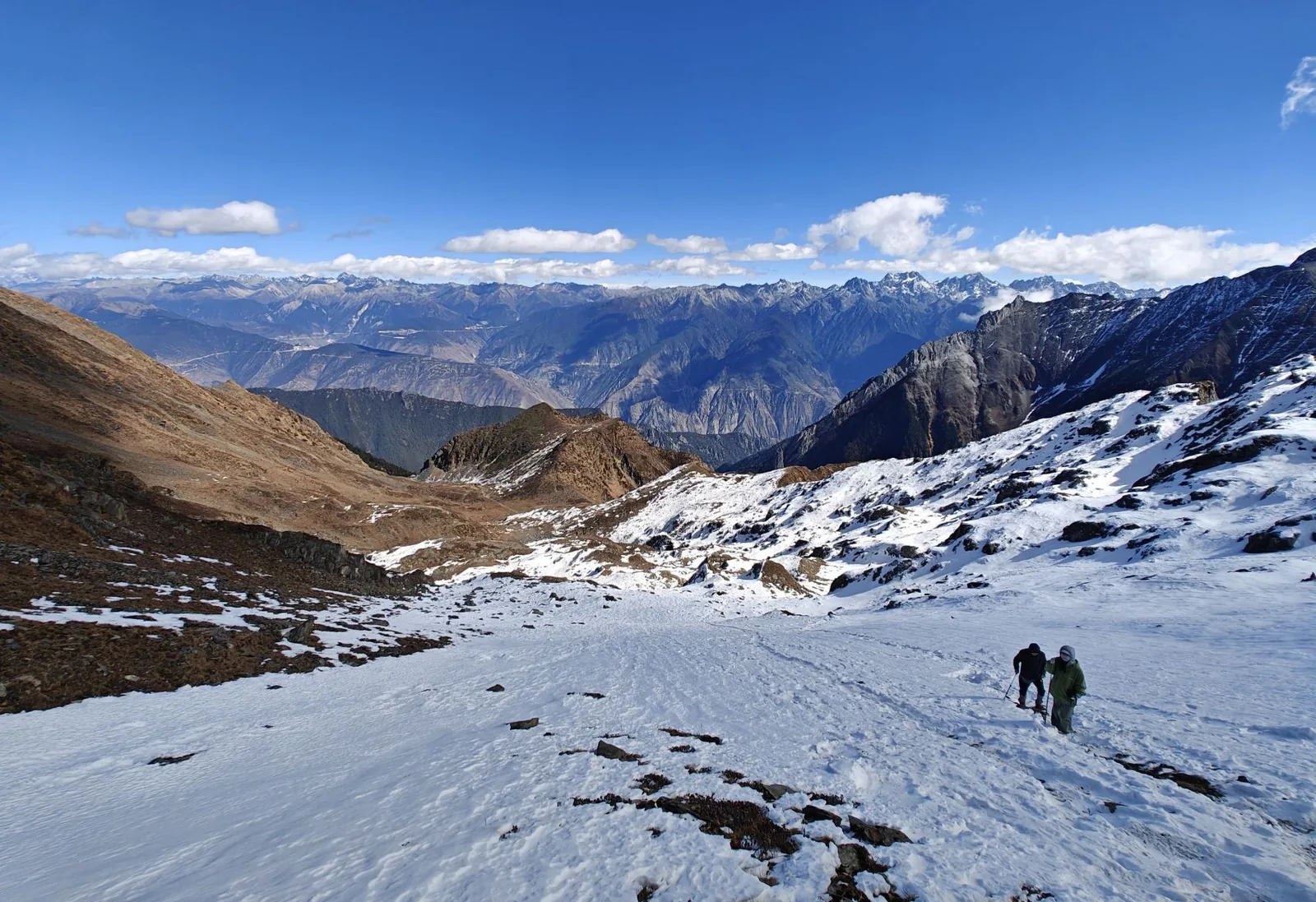 The snow ridge